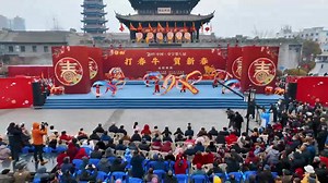 In China, a custom called "Whip the Spring Ox" （打da春chun牛niu ）🐂is usually observed to celebrate "Lichun," or the #BeginningofSpring, 🍃the first Chinese solar term that marks the beginning of the four seasons. In #Yancheng, people make the Spring Ox with mulberry wood and soil. During Lichun, people joyfully beat the Spring Ox with colorful whips, sing songs about transplanting rice seedlings, and pray for favorable weather and a bountiful harvest in the year ahead. This vibrant custom is one o