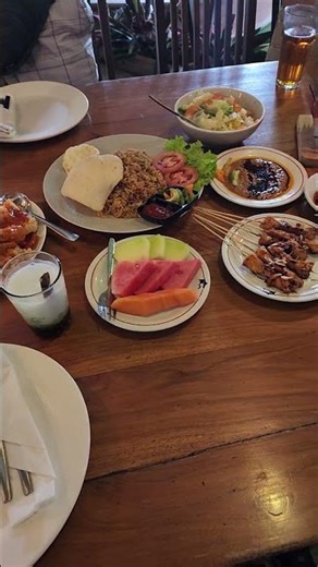 This Indonesian lunch spread is a STEAL 🇮🇩 #foodasmr #mealprep #indonesia