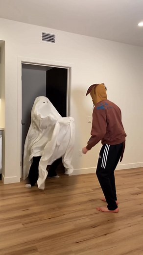 How dogs be in horror horror movies 😭 w/ @meishmoe