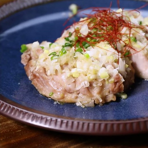 紹興酒が香る中華風蒸し鶏☆鶏肉のレンジ蒸し葱ソースがけ ｜ moguna[モグナ]