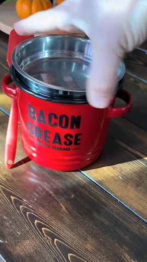 🥓 Save every drop of flavor! ✨ Introducing our 46oz Bacon Grease Keeper with Strainer & Spatula! • Fine mesh strainer for pure grease • Silicone spatula scrapes pans without scratching Dishwasher safe and farmhouse chic. Get yours now → Turn your bacon fat into gold in the kitchen, perfect for frying to baking | Prettyaout