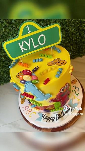 Elmo cake #elmocake #firstbirthday #smashcake #sesamestreet #treatsgeek #atl #ga #georgia #atlanta #customcakes #homemade #celebritycakeartist #GA
