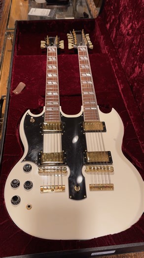 What’s inside this gigantic Gibson case? 👀 Gibson #gibsonguitars #guitarist #guitar #gibson #creamcitymusic | Cream City Music