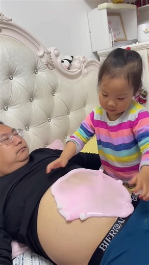 在爸爸肚子上拍拍拍#父女#父女日常 #父女组合 #viral