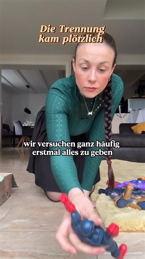 Yvi Blum 💫 eine Paartherapeutin über die Liebe 💕 on Instagram: "Die Trennung kam ganz plötzlich. Ich war bei der lieben Saskia im Podcast @diescheidungsanwaeltin und wir haben über die Ehe gesprochen. Wir haben aber auch über Trennungen gesprochen und viele weitere Themen Ja, warum kommt die Trennung denn plötzlich? Wie ist denn dieser Prozess meistens bei Frauen? Dazu muss man wissen, dass wir dazu erzogen wurden, dass wir verantwortlich sind für die Beziehung und wir sehr lange Dinge versuc