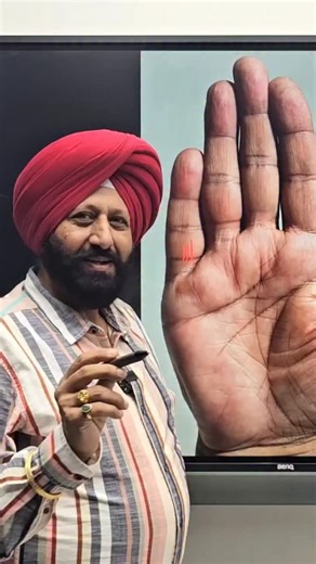 Gurmit Bedi on Instagram: "🔑 बुढ़ापे तक आय का दरवाज़ा खुला रखने वाले लोग 🔓💸#gurmitbedi #astrologer #astrology #Palmistry"