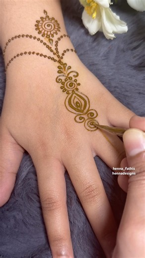 Easy Mehendi Design #minimalmehndi #simplemehndi #simplehenna #hennadesign #mehendi #easymehndi