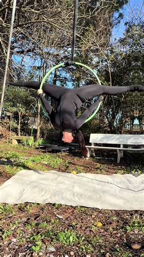 Just fly ⭐️ #aerialhoop #aerialhooptraining #flexiblegirl #souplesse