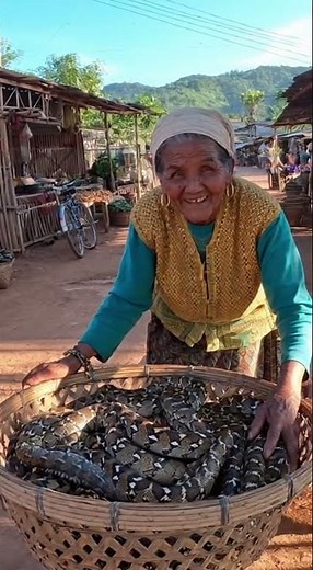 The Woman Who Sells Snakes Like Vegetables!