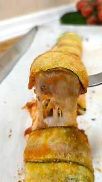Rollo de calabacín con tomate y queso al horno | Receta fácil y saludable