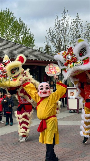 Ready for Lunar New Year? Because Heritage Plaza is about to pop-off with colour and fun for the whole family at the Five Loonies Lantern Festival this Feb. 28 & March 1! 🏮✨ Stroll the lantern filled Plaza and feel the beat with live Lion Dances, drumming and performances by our pals at the @jingwoyyc Plus, check out these awesome 5 loonie deals to celebrate: 👉 $5 Admission ALL DAY to Gasoline Alley Museum 👉 $5 specials on appetizers and drinks in the @selkirkgrille 👉 Nibble on some $5 dumpl