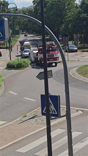 Mal eine wirklich sehr alte feuerwehr gesehen, sehen die geil aus.