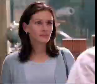 En la icónica escena de Notting Hill donde Julia Roberts dice: "Soy solo una chica frente a un chico pidiéndole que la ame", usó su propia ropa. Envió a su chófer por sus flip-flops, falda de terciopelo azul, camiseta y cardigan para sentirse vulnerable y auténtica.