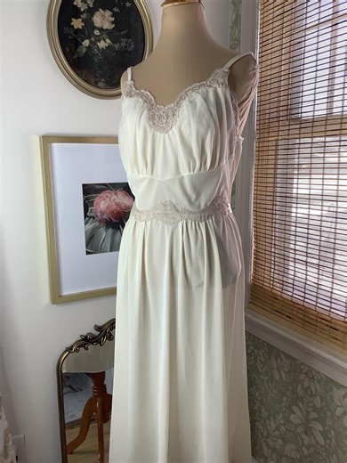 Vintage Early 60s Ivory Nightgown With Beige Lace Trims, Small-medium - Etsy