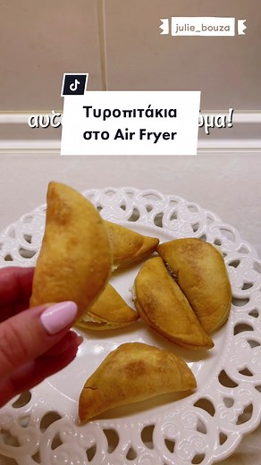 Αυτό είναι το μυστικό για να ψήσεις τέλεια τα έτοιμα τυροπιτάκια! Προθερμαίνουμε τον κάδο και μετά ψήνουμε λιγότερα λεπτά πάντα από αυτό που γράφει το σακουλάκι! #AirFryerBaking #EasyBaking #QuickAndEasy #AirFryerLife #BakingTips #TikTokFoodie #ninjaairfryer