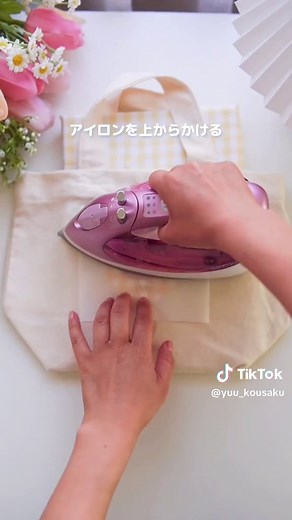 サランラップを使ってまさかのあれができるなんて！ というびっくりな使い方紹介しています 【使ったもの】 ・普通紙に印刷したイラスト（インクジェットでもレーザーでもどちらでもOK）、ペンで描いたイラストやパッケージのラベルもOK ・サランラップ ・クッキングシート ・布バッグ（私が使ったのはseriaのもの）など ・アイロン 投稿で使った道具などは楽天ルーム（プロフィールからチェックできます）に載せています ーーーーーーーーーーーーー #キャンバ#信じられないほど素晴らしく#PR#CanvaPartner #推し活グッズ #100均diy #ダイソーdiy #セリアdiy#パッケージリメイク