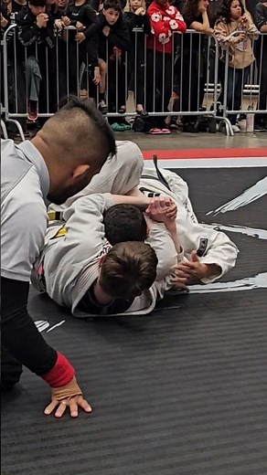 Should you wait for the referee? 🤔 ‪@jjwl‬ #martialarts #jiujitsu #submission #martialarts #shorts