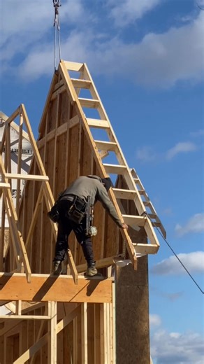 Total Build on Instagram: "Do you know the difference between a Truss and a Joist? Here is our Quick Guide to Roof Supports. A joist is a single, horizontal beam used to support floors, ceilings, or roofs, while a truss is a prefabricated, triangular framework of interconnected members that distributes weight across a longer span. Joists are simpler and often used for shorter spans, while trusses are more complex and ideal for long spans and creating large, open areas. Here we show you some grea