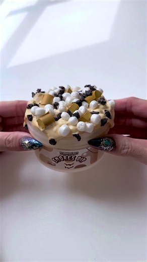 S’mores Dip 🍪 Scent: S’mores Texture: Thick Glossy x Java Chip Floam It’s been YEARS since this OG was stocked and we’ve revamped her ever so slightly! This is a thick and glossy glue all based slime scented EXACTLY like S’mores and is a semi floam x Java Chip! Comes with “chocolate” chunks and is definitely one of the thickest slimes we’ve had in stock! The bubble pops you can get with this slime are INCREDIBLE and the base is perfect for poking! This slime along with other OG best sellers and
