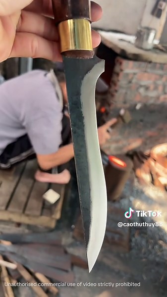 Dao chuyên lọc thịt 🥩 Trâu 🐃 🐂 bò . Rèn từ thép nhíp đỏ, tôi dam dầu chuẩn lửa 🔥! Lưỡi cứng mà vẫn dẻo, sắc bén. Lọc thịt xát xương, lóc gân lạng da dễ dàng. #dao . #daolocthit . #daolocthittraubo . #daonhipxe . #xh @Thu Thủy 88 @Thu Thủy 88 @Thu Thủy 88