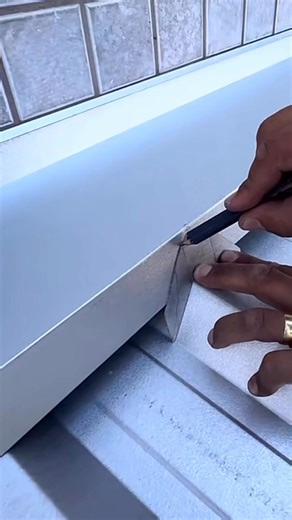 Comment couper facilement une tôle de toiture sans utiliser de machine ? #Bricolage #DIY #Toiture #TravauxMaison #AstucesBricolage #france 🥨🇫🇷 | Blog-turquoise67