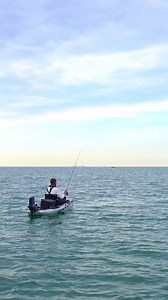 Redécouvrez la pêche en Kayak grâce au moteur électrique Garmin Force Current : ⚓️ Montage arrière 🔇 Moteur Brushless silencieux 📍 Fonction ancrage pour rester immobile sur l'eau 🎮 Pilotage du moteur depuis la télécommande ou des pédales sans fil 🗺️ Suivi des waypoints, identifiés depuis son GPSMAP | Garmin Marine