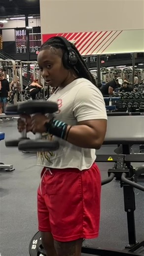 Hammer curls x preacher curls My arms felt like jello after these 3 sets #bicepsworkout #armdayworkout #gymprogress