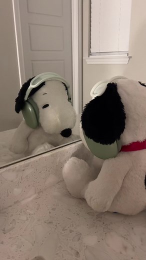 can you guys guess snoopy’s all time favorite song #snoopy #radiohead #creep #radioheadcreep