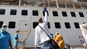 First Ruby Princess crew members disembark after coronavirus isolation, hundreds still left on board