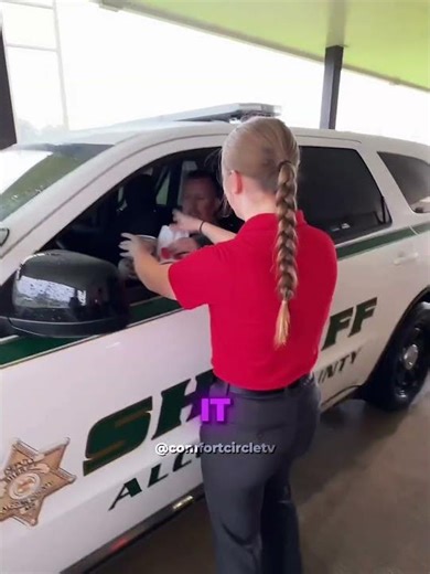 This Police Officer Got A Royal Service By This Lady...😭🍟