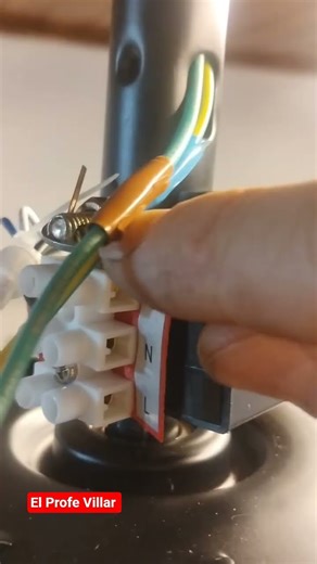 Uso de cinta aislante de colores #electricidadbasica #corrienteelectrica #electrones