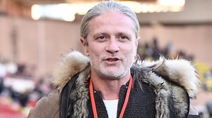 Emmanuel Petit blessé, la grosse frayeur en avion