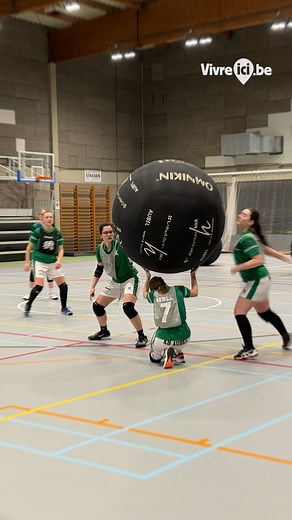 Le Kin-Ball est un sport atypique : il se joue à trois équipes et avec une énorme balle.🏐 Importé du Québec, ce sport collectif s’est bien implanté chez nous, en particulier dans la province de Liège. On y compte plus de la moitié des clubs francophones. Kin-ball Aubel #Kinball #sports #liège | Vivre Ici