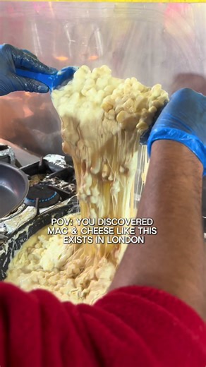 In Camden Market no less 🙂‍↕️ Have you tried London’s viral mac & cheese yet? 📍Camden Market #londonfoodies #londoneats #macandcheese #londonfood #londonfoodie