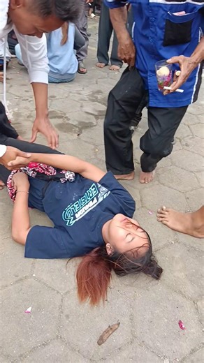 Langsung tergeletak lemas PENYEMBUHAN KESURUPAN #jaranan #kudalumping #kesurupan #viral