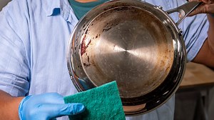 How to clean your cookware with tomato paste