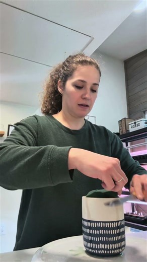 A quick Easter flower arrangement tutorial using spring blooms. Perfect for your Easter table.