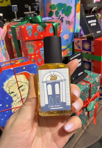 Парфум Lush “29 High Street” — це аромат, що переносить вас просто у серце магазину Lush. Той самий впізнаваний мікс ефірних олій, солодких нот і свіжої трав’яної хвилі, який відчуваєш, щойно переступаєш поріг. Наче маленька подорож у місце, де завжди яскраво, ароматно і по-домашньому затишно. Це запах атмосфери Lush у флаконі — теплий, обволікаючий і дуже ностальгічний. Якщо хочеш носити із собою вайб улюбленого магазину — це він. 💫 #lush #29highstreet #lushperfume #lushcommunity #парфуми