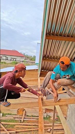 How to install wooden roof support beams neatly.#woodworking #construction #tips