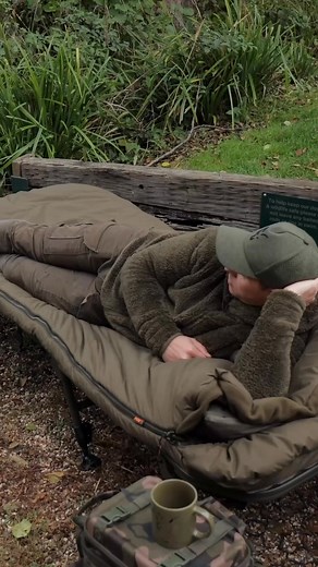 Megérkezett a Duralite Sleep System – a könnyű, mégis prémium alvórendszer, amely mindent egyesít, amire a vízparton szükséged van! 💪 All-in-one design, Ventec All Season Sleeping Bag, és kompromisszummentes kényelem – két méretben: Duralite és Duralite . 🌙 | Fox International