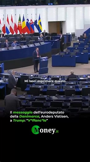 Eurodeputato danese insulta Trump Il deputato danese Anders Vistisen ha attaccato duramente Donald Trump, usando parole esplicite durante un intervento dedicato alla Groenlandia. Le sue dichiarazioni arrivano mentre Washington minaccia l’introduzione di nuovi dazi e l’Unione europea valuta possibili contromisure, in un clima di crescente tensione politica e diplomatica. L’episodio riflette l’inasprimento dei rapporti tra Stati Uniti ed Europa sul tema della sovranità e delle pressioni economiche