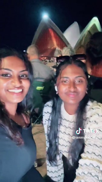 Sydney Fireworks Countdown: Experience the New Year!