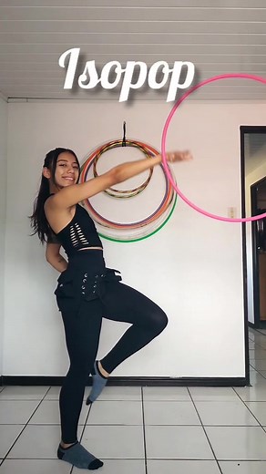 Recuerda practicar con ambos brazos, me lo vas a agradecer luego. 🤗💕Feliz hooping 🌀...#hulahoop #hulahooptutorial #hulafit #hoopingtricks #isolations #hulahoopcostarica #hoopersoftiktok