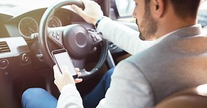 New traffic contraventions: fines and penalty points for using phone to double