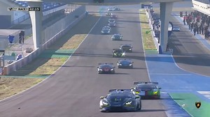 Something forced safety car to stay a few laps longer than usual. We’re finally GREEN! Catch the action LIVE and FREE on Motorsport.tv: https://bcp.crwdcntrl.net/5/c=13030/b=66255566?https://eu.motorsport.tv/motorsporttv/video/world-finals-usaasia-race-1/28697?post=organic | Motorsport.com