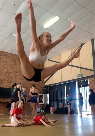 Mastering the Straddle in Jazz Dance Technique