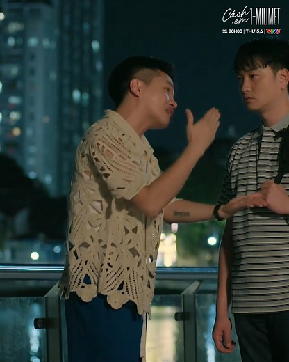 Thế nào mà thầy Nghiêm lại hẹn Nga đến phòng riêng rồi thầy đi tắm. Đã thế tắm xong thầy lại còn lặng lẽ chốt khoá cửa. Thế này thì lo cho Nga quá. Hy vọng Đức ở dưới sẽ lên kịp. --- Cách em 1mm tập 18 I 20h thứ Sáu 31/10 VTV3 | VTVGo