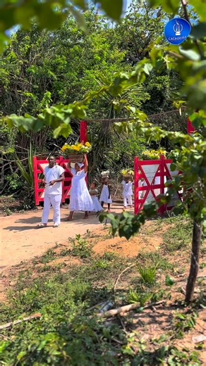 Prefeitura de Cachoeira on Instagram: "Entrega: Ato de oferecer algo com intenção e significado espiritual, no qual a fé se manifesta através do gesto. Presentes: Ofertas simbólicas que representam gratidão, pedidos e devoção, fortalecendo a conexão com as águas de Iemanjá. “Alodê, Odofiaba, Minha mãe, Mãe d’água, Odoyá” 💙🤍 PREFEITURA DE CACHOEIRA, TERRA MÃE DA LIBERDADE. ASCOM | PMC"
