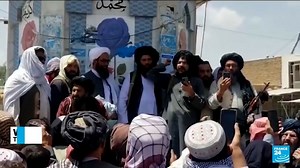 🇦🇫#Taliban fighters chant triumphantly in #Ghazni and parade through its streets. The strategically important #capital, situated just 130 km southwest of #Kabul, is the 10th out of 34 to have fallen into the militants' hands in the past week⤵️ | FRANCE 24 English