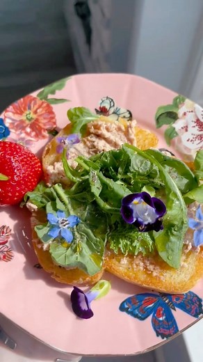 Cod Liver Toast, the Foie Gras of the Sea🤤. I have been really into tinned fish tok, so I ordered some and I studied up a little on cod liver and the health benefits are incredible. The taste is buttery, creamy, savory, slightly fishy and decadent. You only need a small amount and need some acid and spice to cut through the fat of it . It’s similar to Foie Gras because it’s liver but a lot more ethical. If you like tuna then you will love this. I used the homemade sourdough bread I got from the